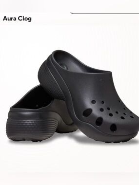 CROCS Aura Clog in Black